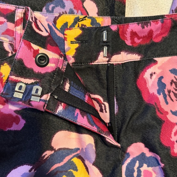 (11/12) An Express Bounty of Slightly Shimmering Roses on Black, Wide-Leg Capri - Picture 11 of 13